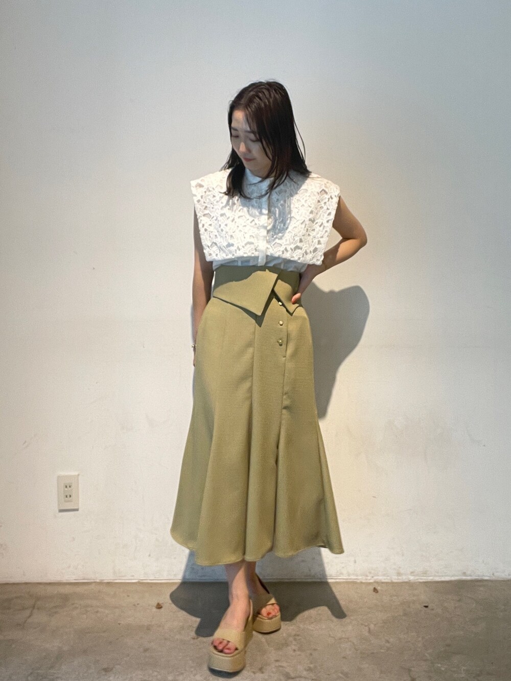 ホワイト系のシャツ/ブラウス、ベージュ系のサンダル、イエロー系のスカートを着用したレディースの夏コーディネートの4枚目の写真