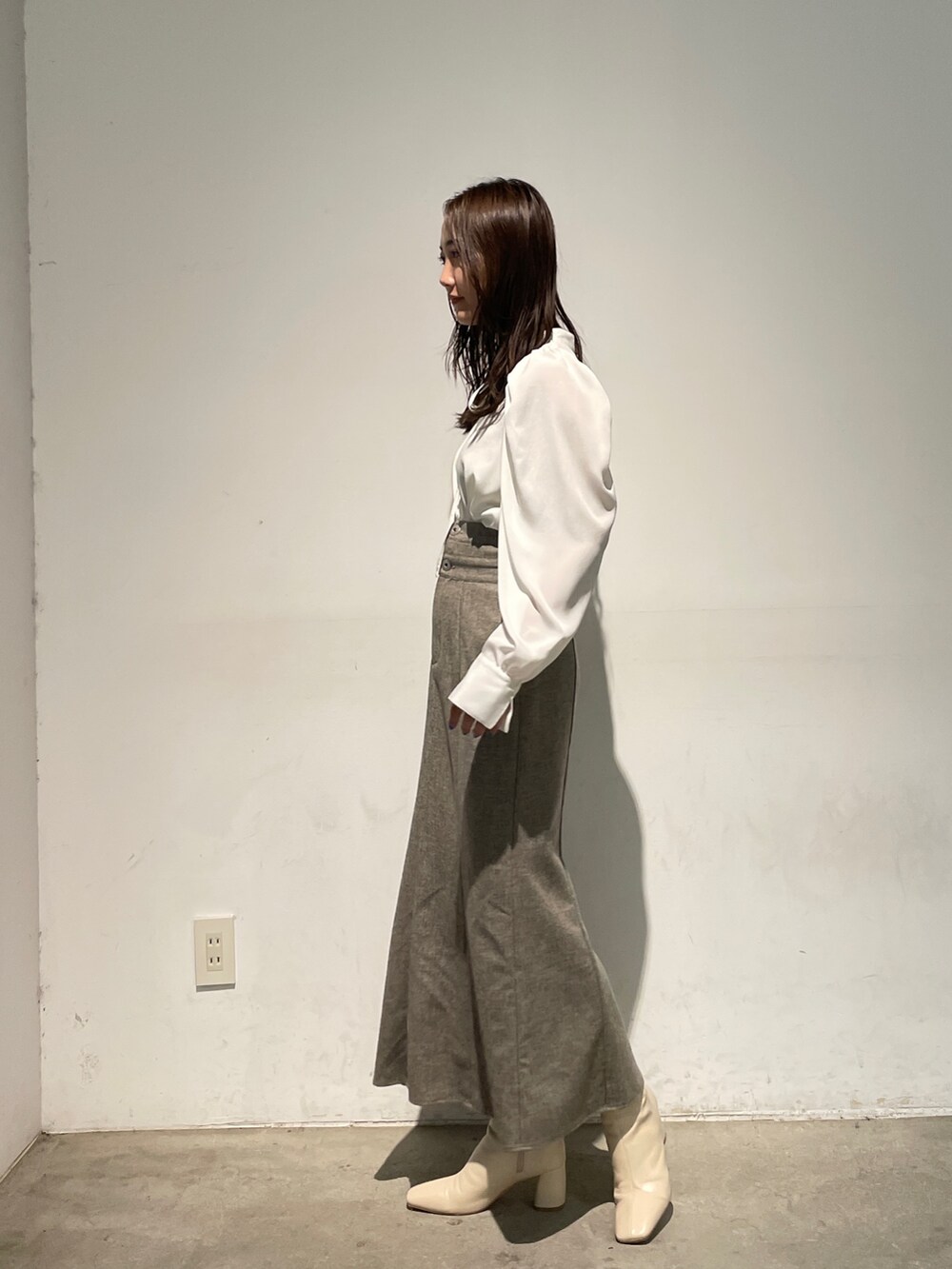 ホワイト系のシャツ/ブラウス、ブラウン系のスカート、ホワイト系のブーツを着用したレディースの夏コーディネートの5枚目の写真