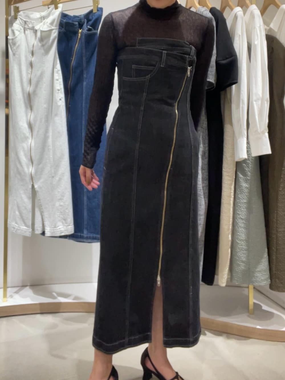 ブラック系のワンピース、ブラック系のパンプス、ブラック系のTシャツ/カットソーを着用したレディースの春コーディネートの2枚目の写真