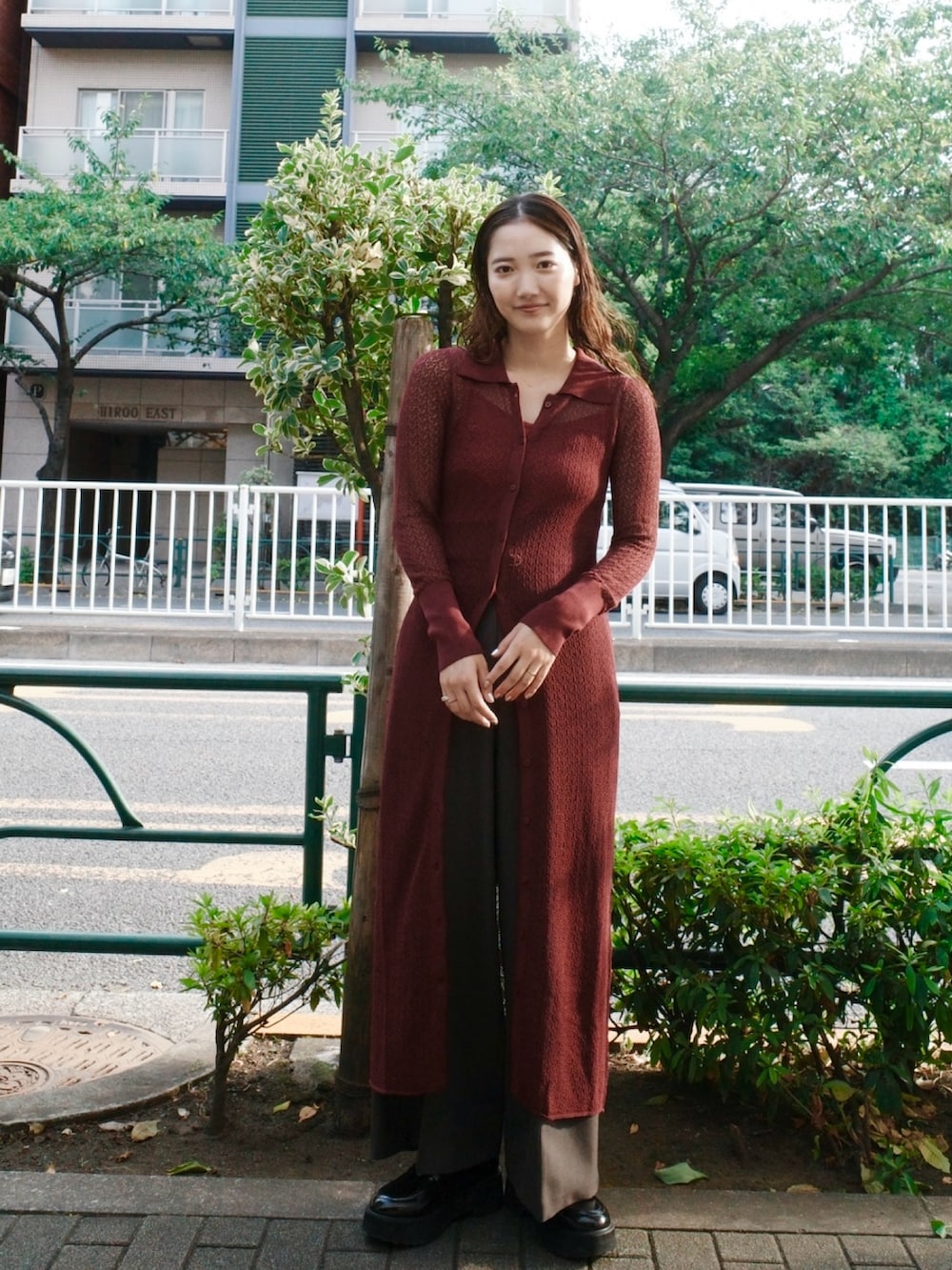 パープル系のワンピース、グレー系のその他パンツ、ブラック系のローファーを着用したレディースの夏コーディネートの4枚目の写真