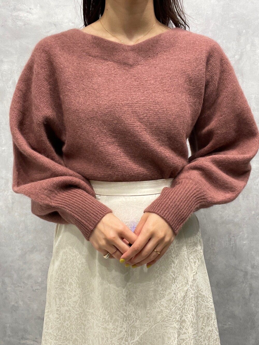 ベージュ系のブーツ、ホワイト系のスカート、ピンク系のニット/セーターを着用したレディースの冬コーディネートの8枚目の写真