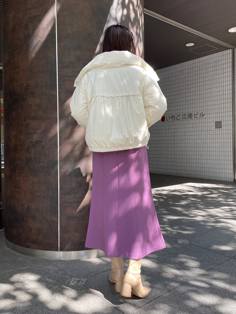 ベージュ系のブーツ、ホワイト系のニット/セーター、ホワイト系のダウンジャケット/コートを着用したレディースの秋コーディネートの4枚目の写真