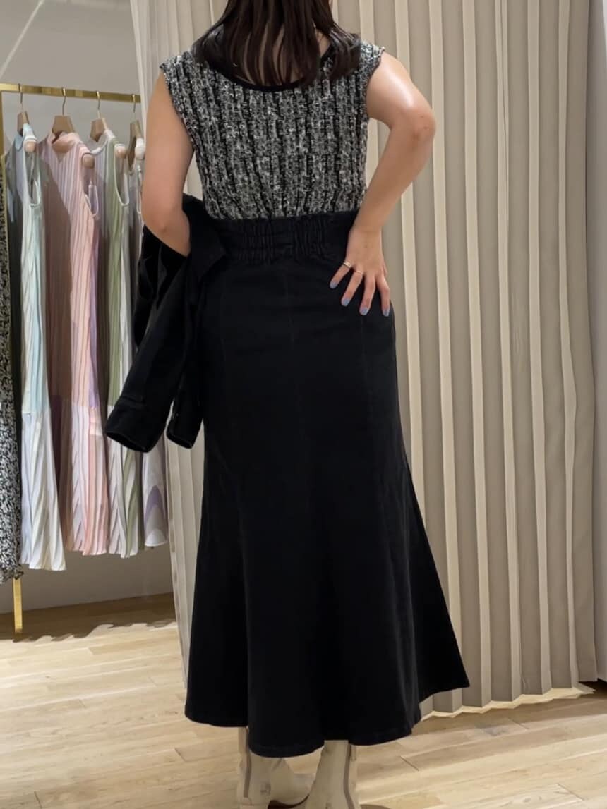 ブラック系のスカート、ブラック系のデニムジャケット、ブラック系のニット/セーターを着用したレディースの夏コーディネートの7枚目の写真