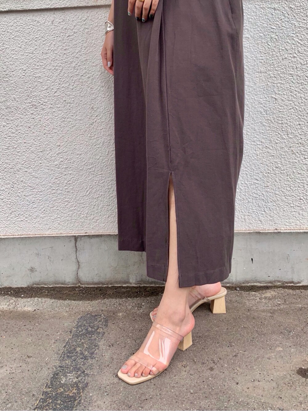 その他のその他シューズ、グレー系のワンピース、シルバー系のネックレスを着用したレディースの夏コーディネートの6枚目の写真