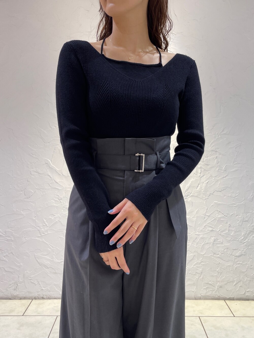 グレー系のその他パンツ、ブラック系のニット/セーター、ホワイト系のブーツを着用したレディースの冬コーディネートの6枚目の写真