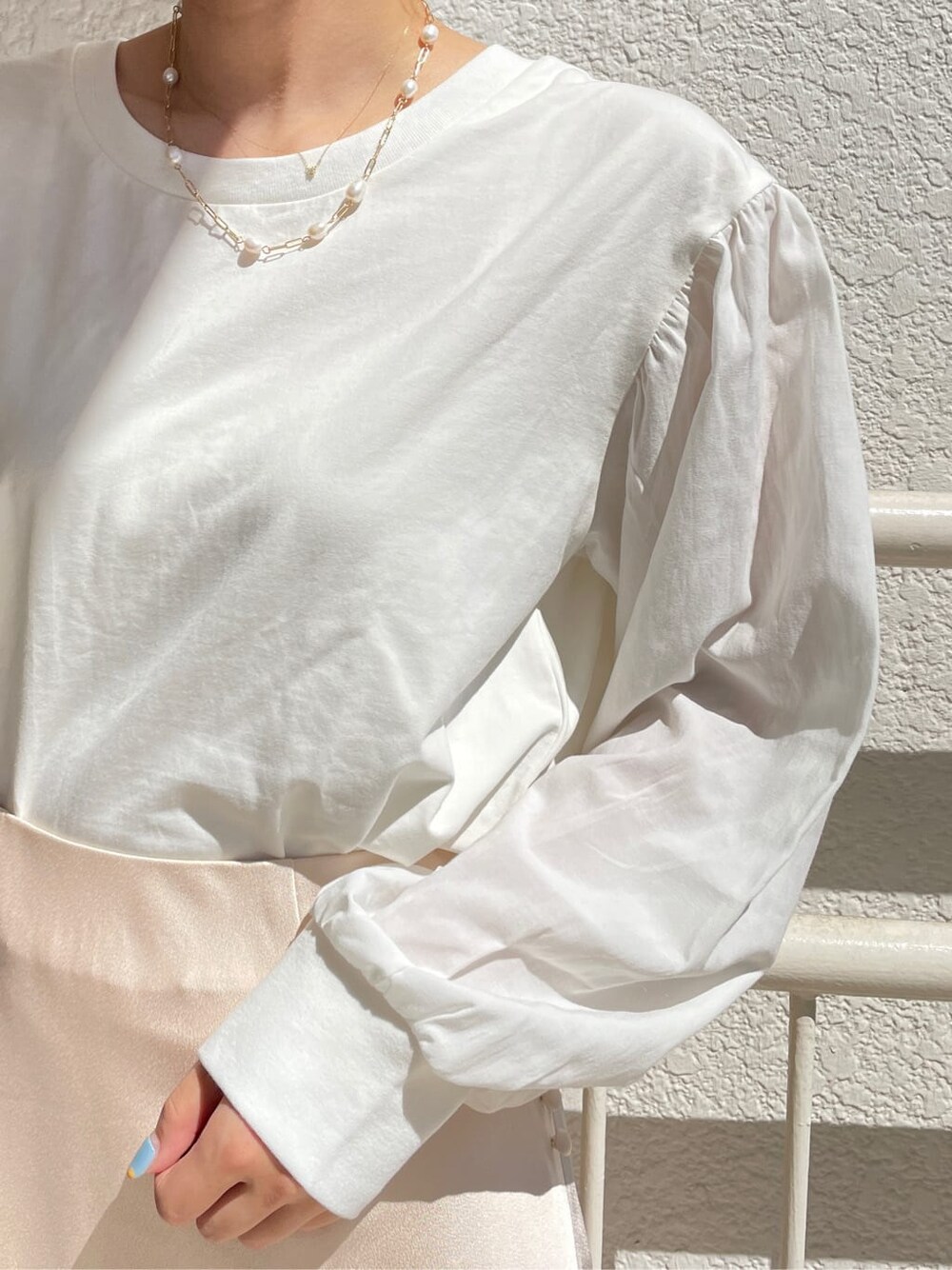 ホワイト系のスカート、ベージュ系のその他シューズ、ホワイト系のTシャツ/カットソーを着用したレディースの秋コーディネートの8枚目の写真