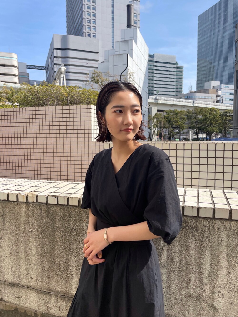 ブラック系のワンピースを着用したレディースの春コーディネートの2枚目の写真