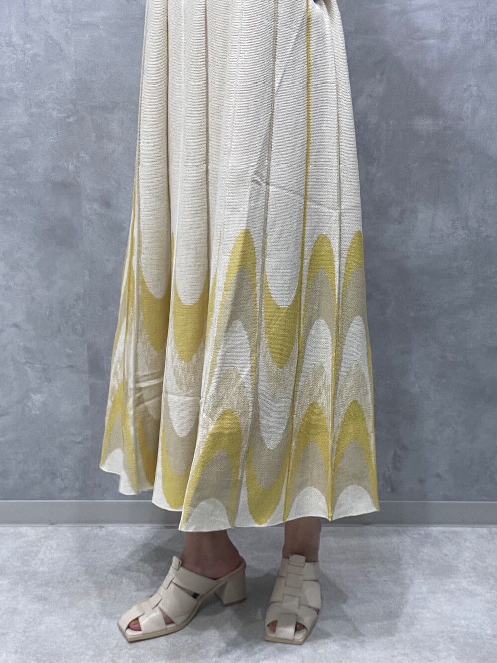 ホワイト系のサンダル、イエロー系のワンピースを着用したレディースの夏コーディネートの8枚目の写真