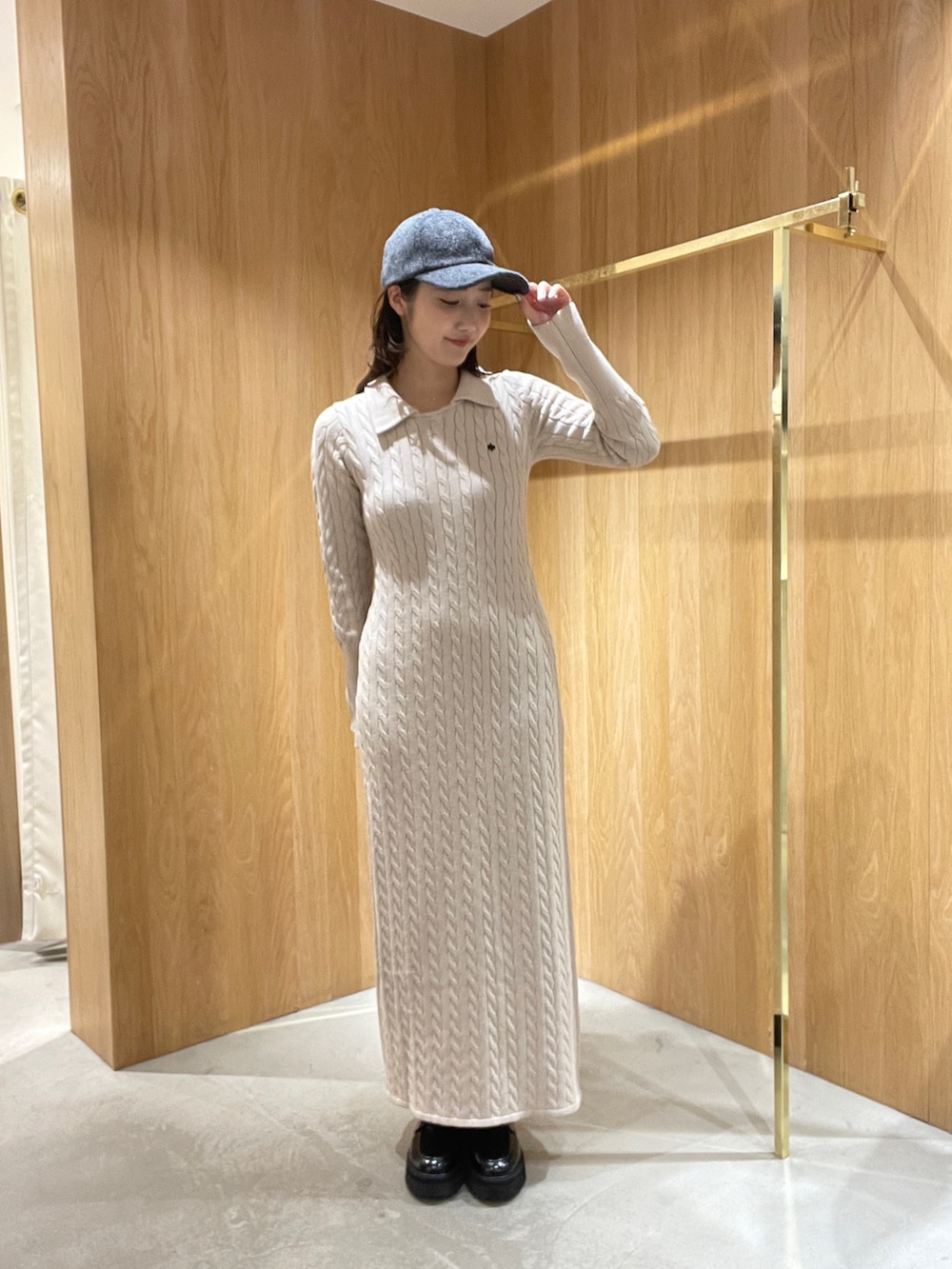 ホワイト系のワンピース、ブラック系のローファー、グレー系のキャップを着用したレディースの秋コーディネートの2枚目の写真