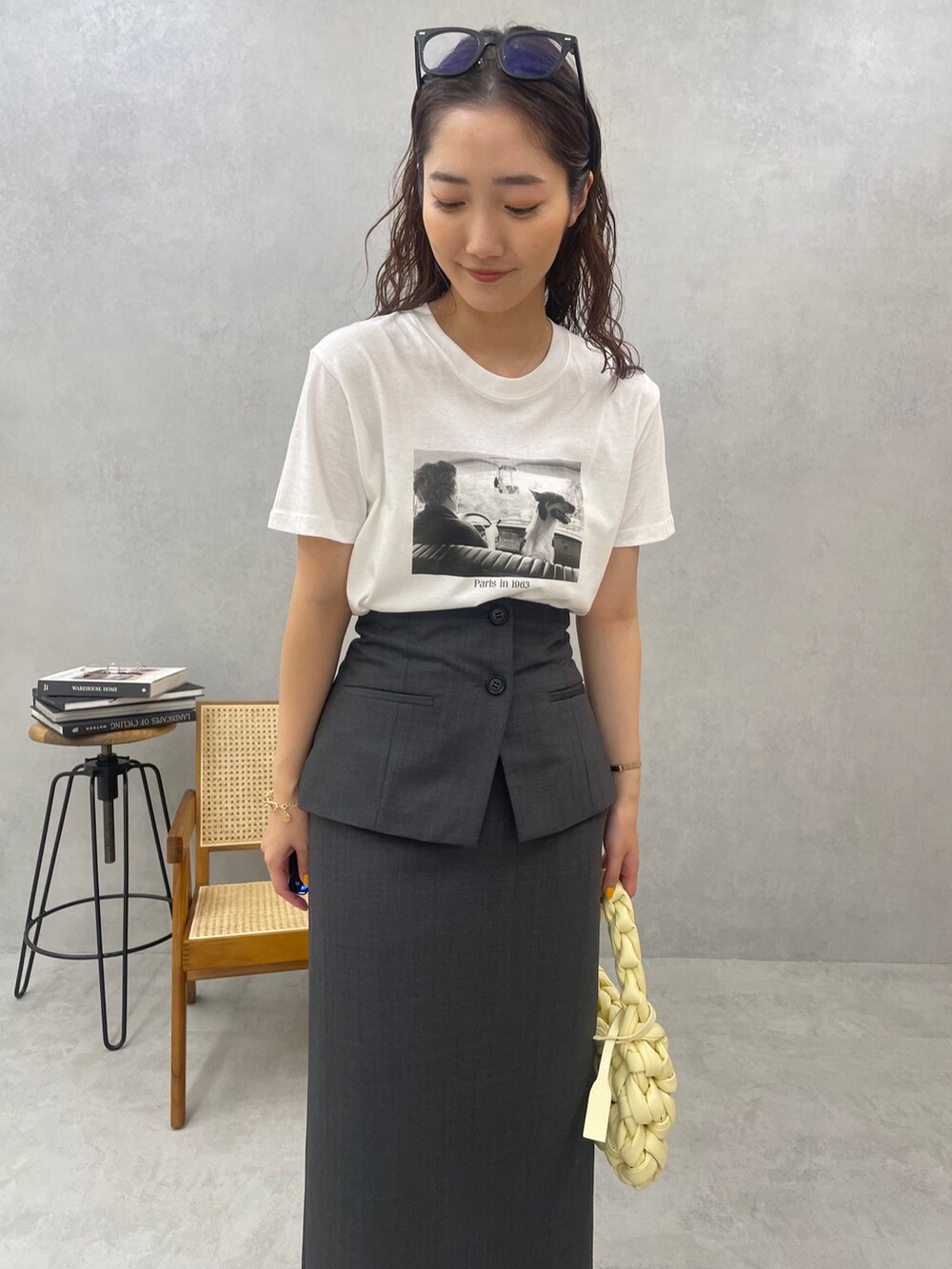 ベージュ系のハンドバッグ、ブラック系のサンダル、ホワイト系のTシャツ/カットソーを着用したレディースの春コーディネートの8枚目の写真