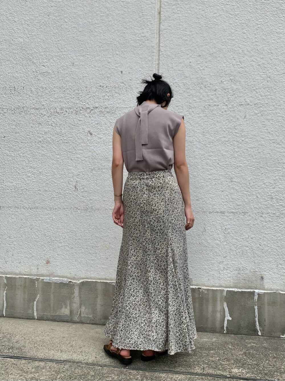 ブラウン系のサンダル、ホワイト系のスカート、ベージュ系のニット/セーターを着用したレディースの夏コーディネートの5枚目の写真