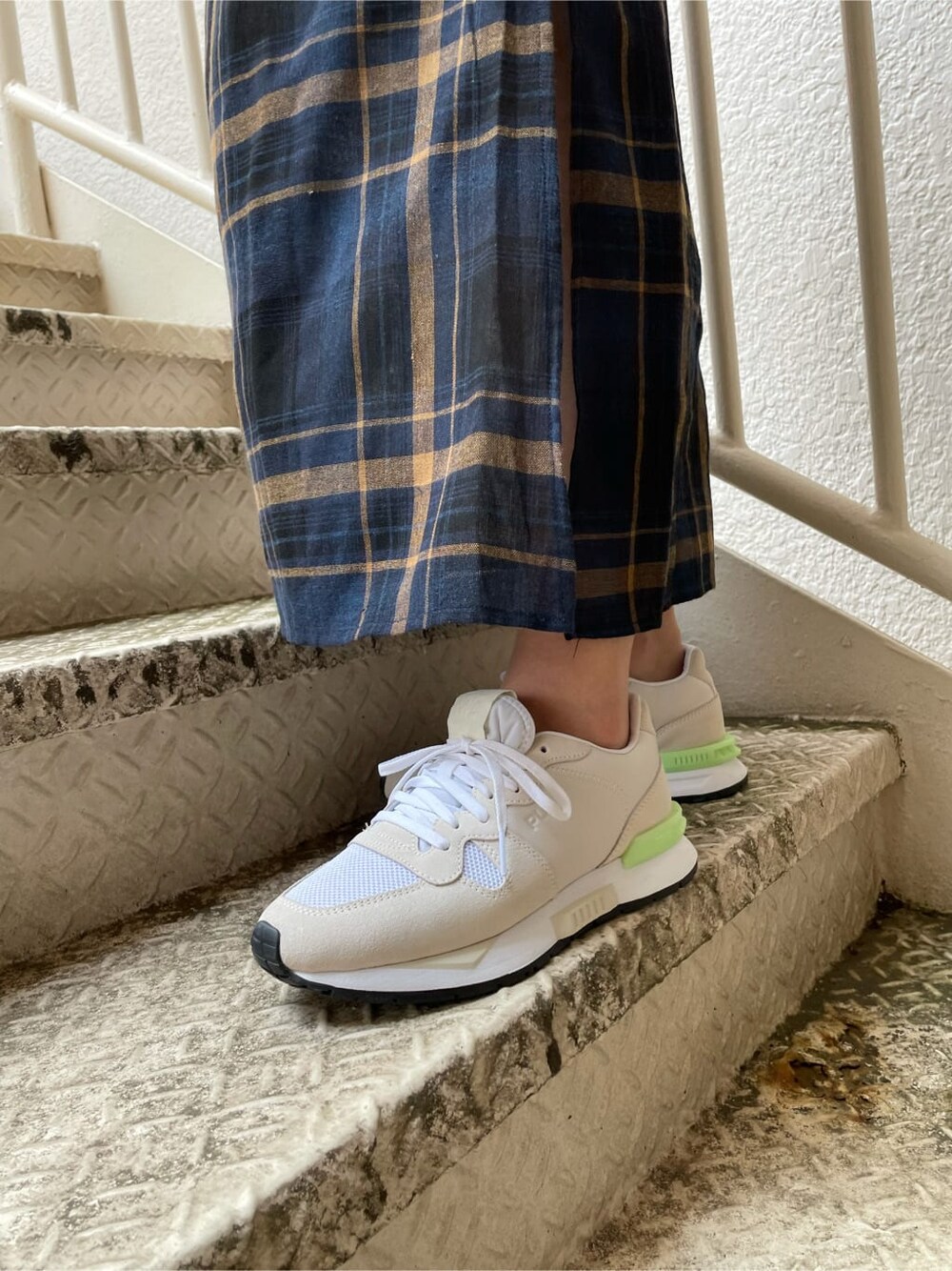 ホワイト系のスニーカー、ブルー系のワンピース、シルバー系のネックレスを着用したレディースの夏コーディネートの6枚目の写真