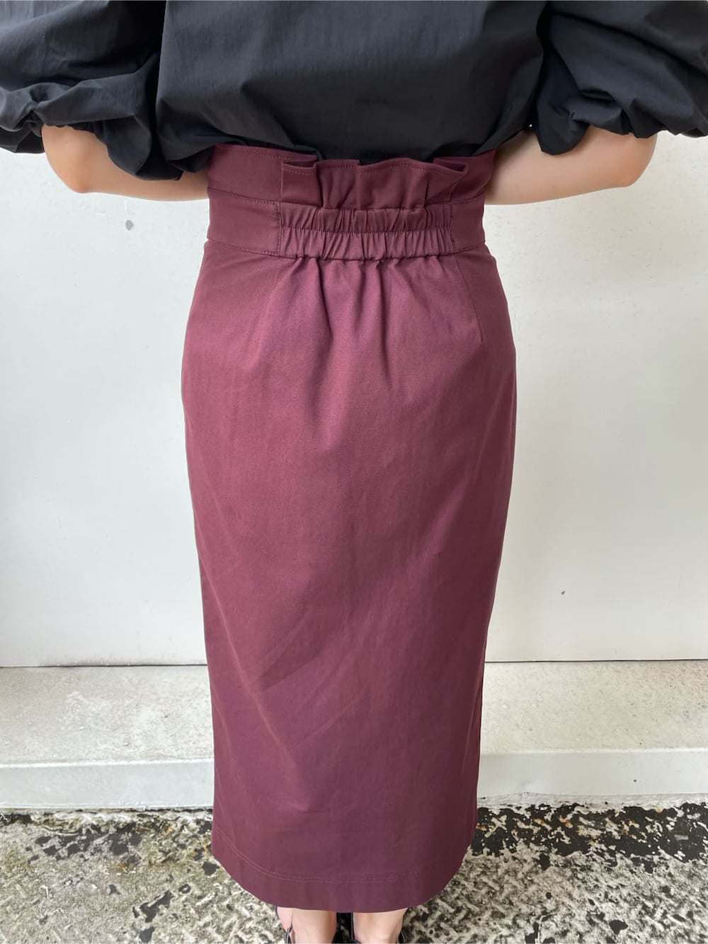 ブラック系のシャツ/ブラウス、レッド系のスカートを着用したレディースの夏コーディネートの8枚目の写真