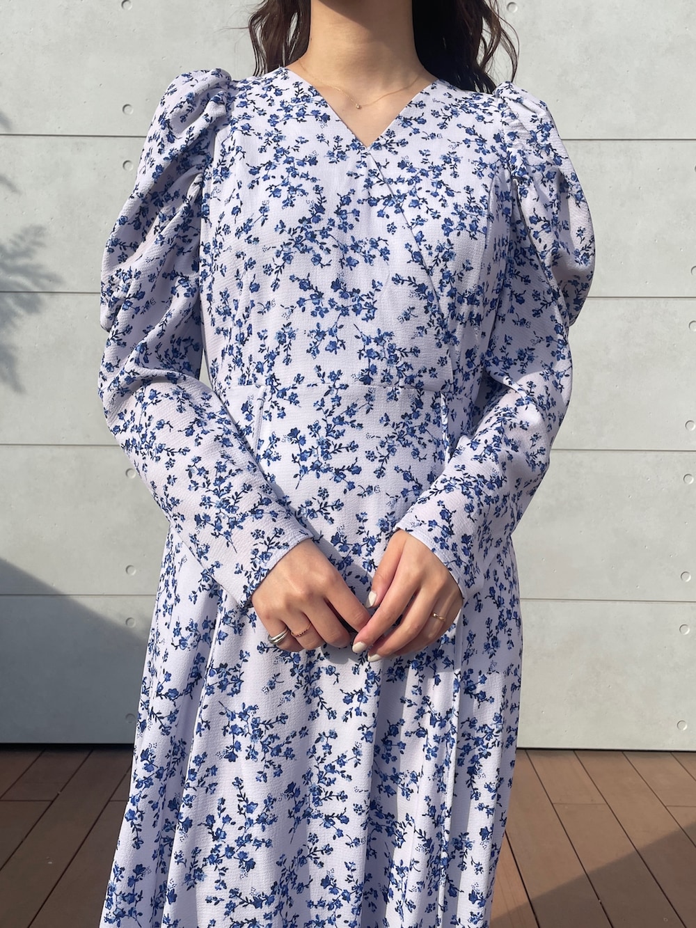 パープル系のワンピース、ベージュ系のブーツを着用したレディースの冬コーディネートの6枚目の写真