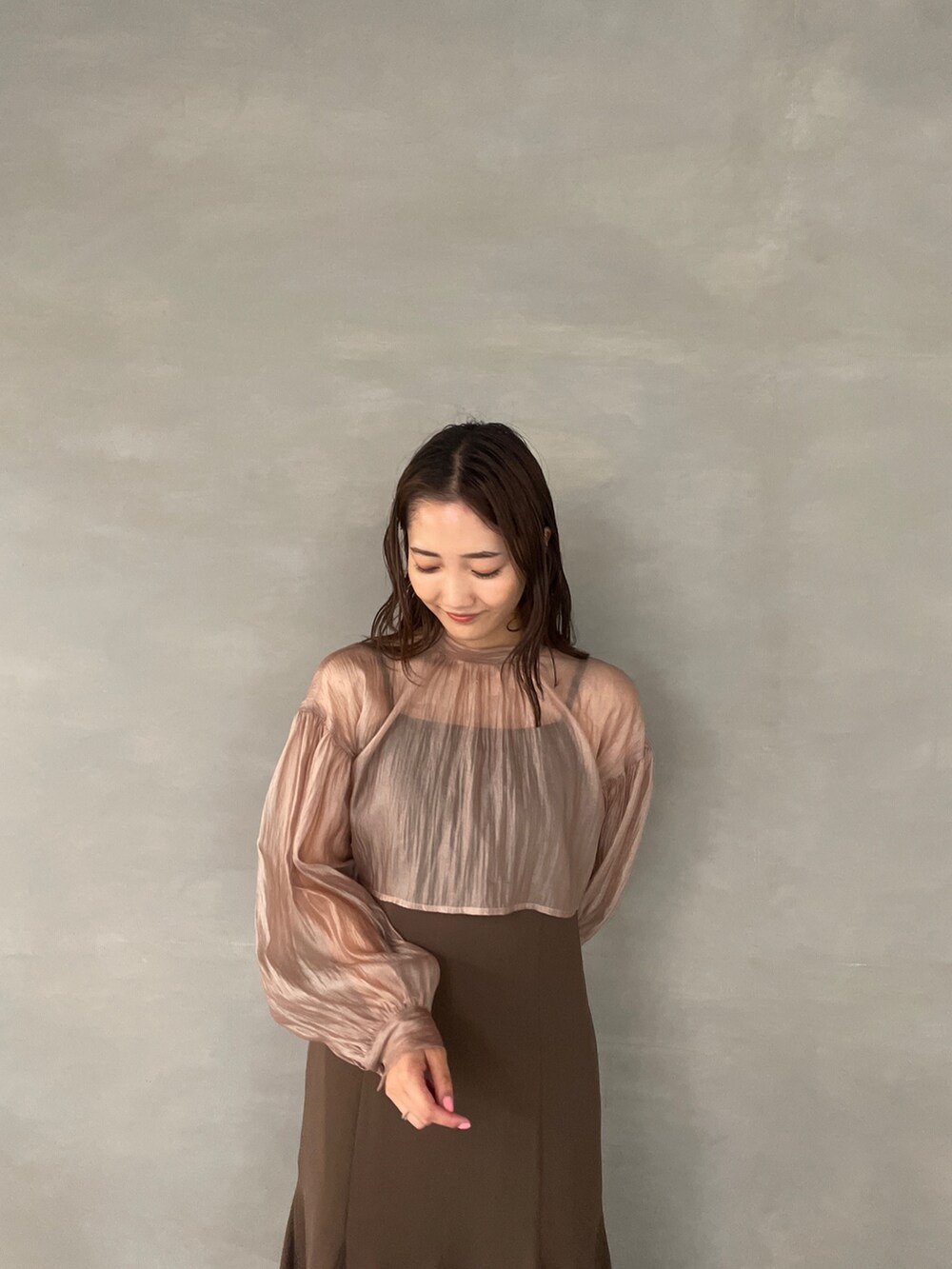 ベージュ系のパンプス、ブラウン系のドレスを着用したレディースの夏コーディネートの8枚目の写真