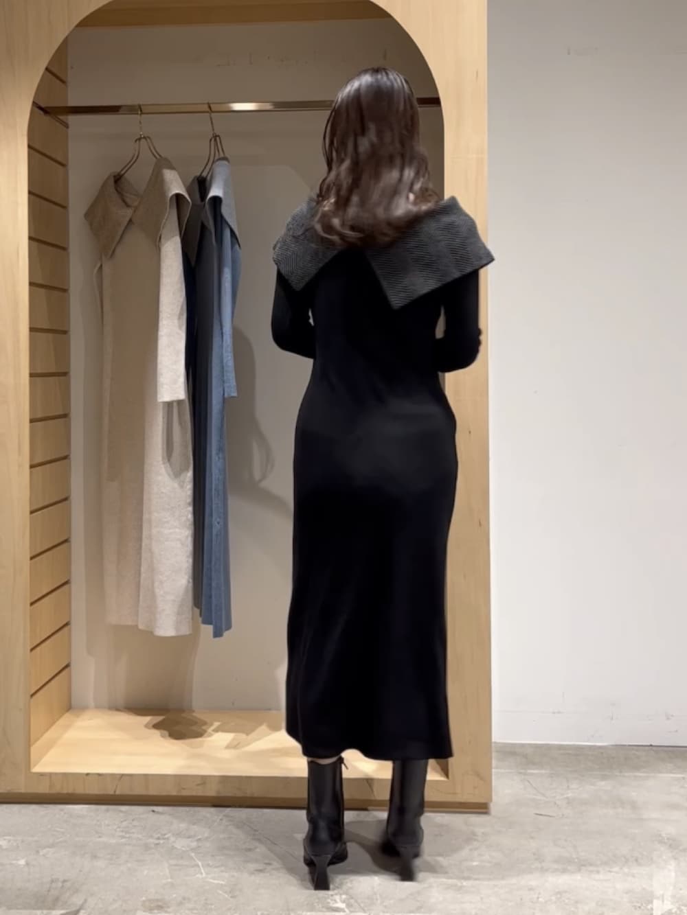 ブラック系のブーツ、ブラック系のワンピースを着用したレディースの冬コーディネートの4枚目の写真