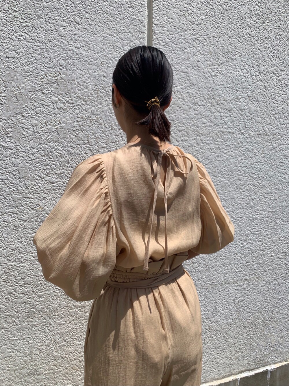 ベージュ系のシャツ/ブラウス、ベージュ系のその他パンツを着用したレディースの春コーディネートの5枚目の写真