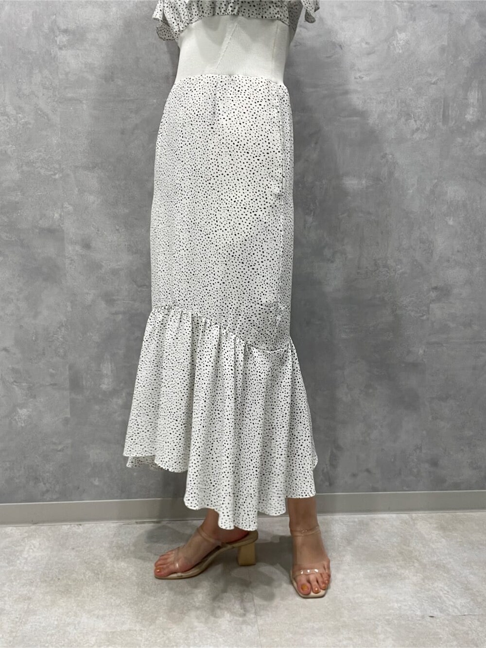 その他のサンダル、ホワイト系のワンピースを着用したレディースの春コーディネートの7枚目の写真