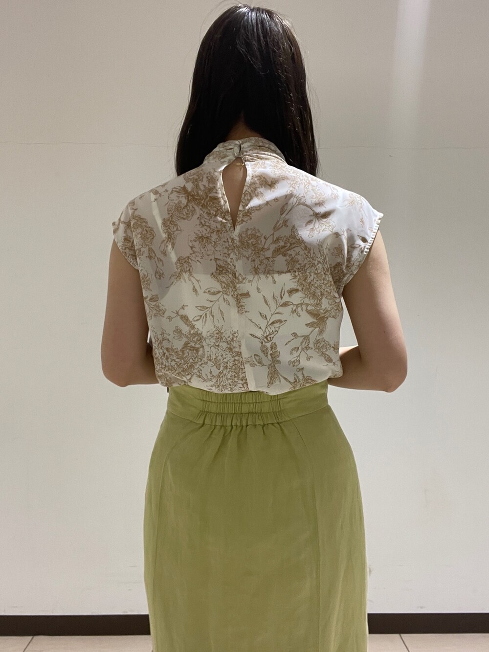 ベージュ系のシャツ/ブラウス、グリーン系のスカート、ベージュ系のサンダルを着用したレディースの春コーディネートの9枚目の写真