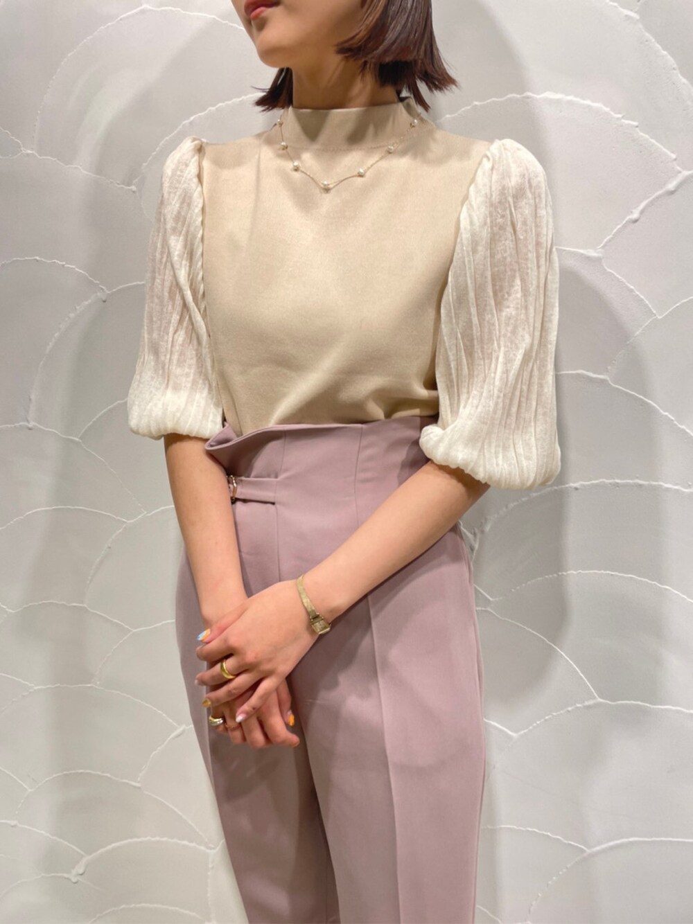 ピンク系のその他パンツ、ホワイト系のサンダル、ベージュ系のニット/セーターを着用したレディースの春コーディネートの6枚目の写真