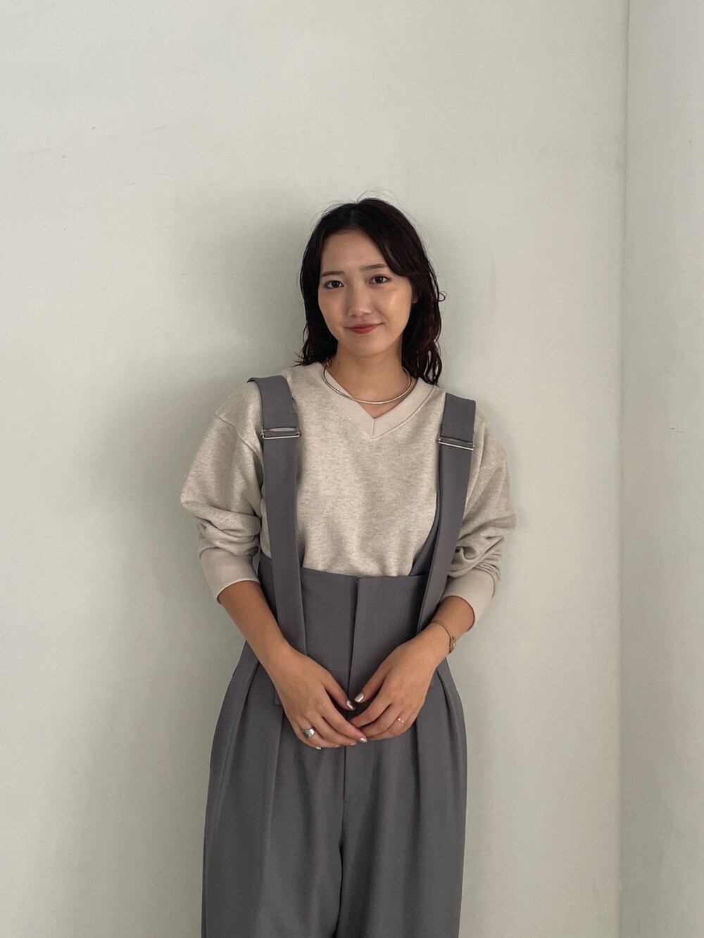 グレー系のその他パンツ、ベージュ系のスウェット、グリーン系のMA-1を着用したレディースの冬コーディネートの9枚目の写真