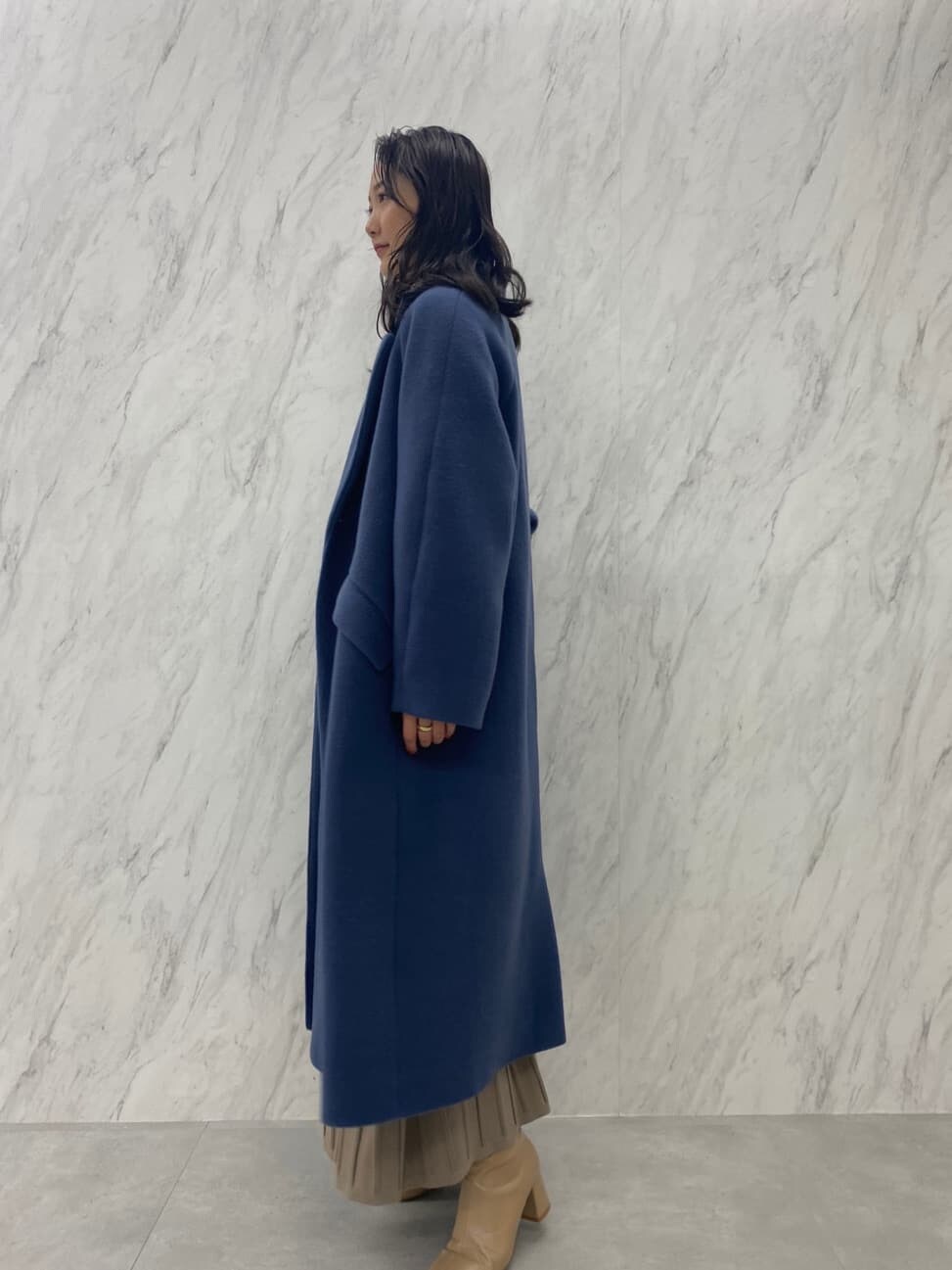 ベージュ系のブーツ、ブルー系のその他アウター、ホワイト系のワンピースを着用したレディースの夏コーディネートの2枚目の写真