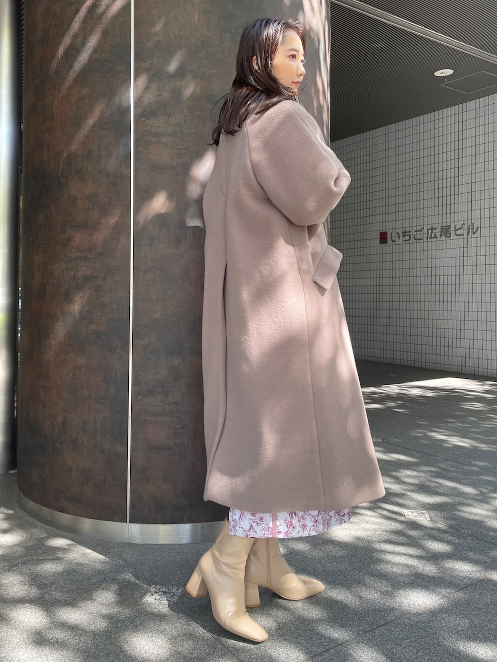 ホワイト系のニット/セーター、ベージュ系のブーツ、ピンク系のスカートを着用したレディースの秋コーディネートの3枚目の写真