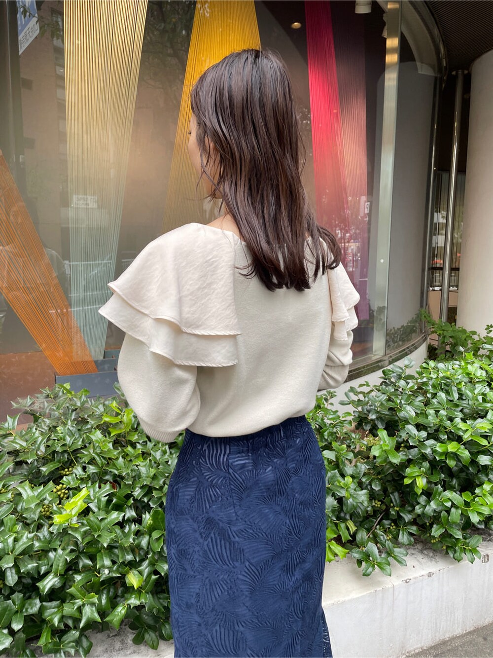 ブルー系のトレンチコート、ブルー系のトレンチコート、ベージュ系のブーツを着用したレディースの秋コーディネートの10枚目の写真