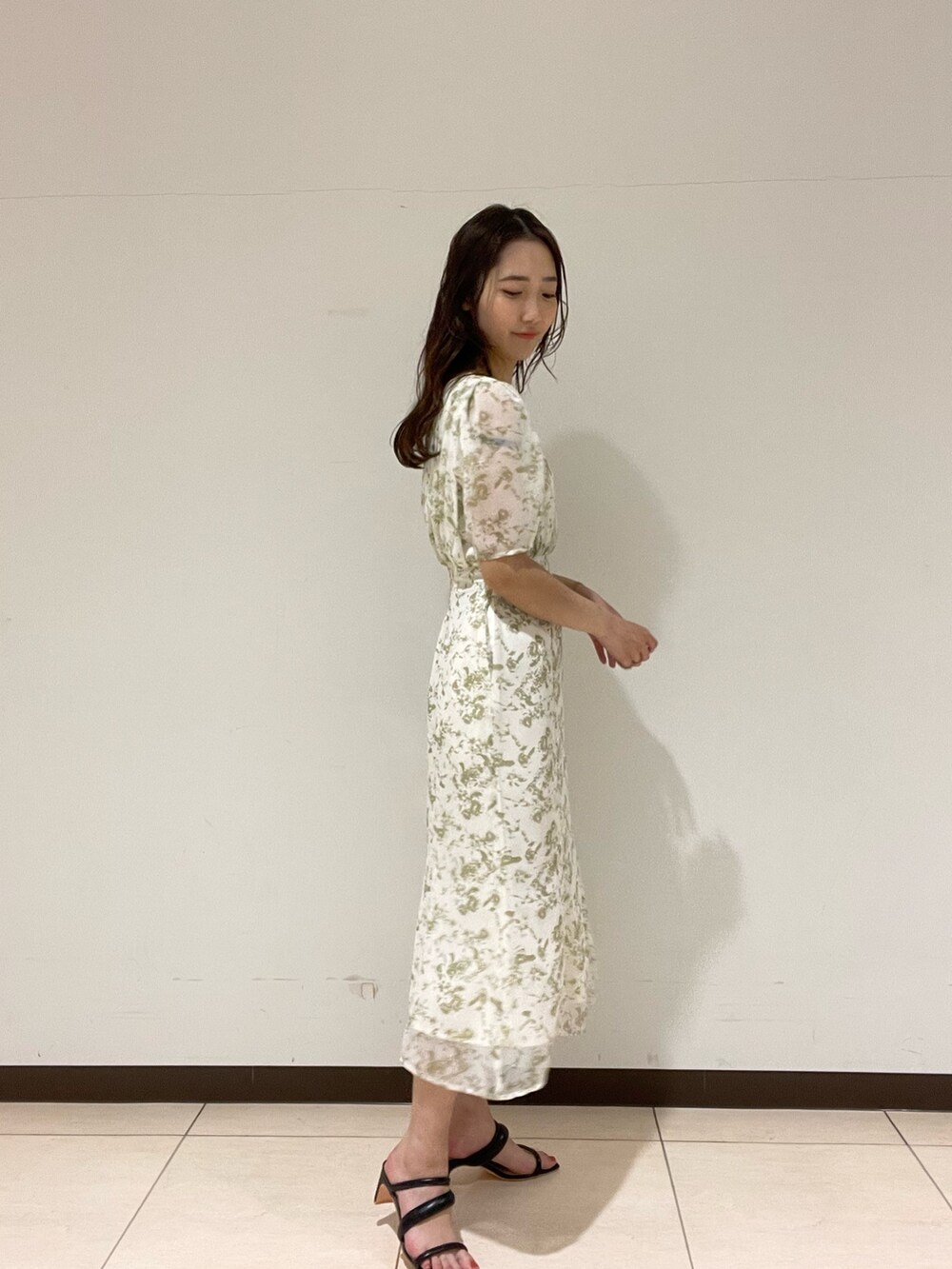 ブラック系のサンダル、ホワイト系のワンピースを着用したレディースの春コーディネートの5枚目の写真