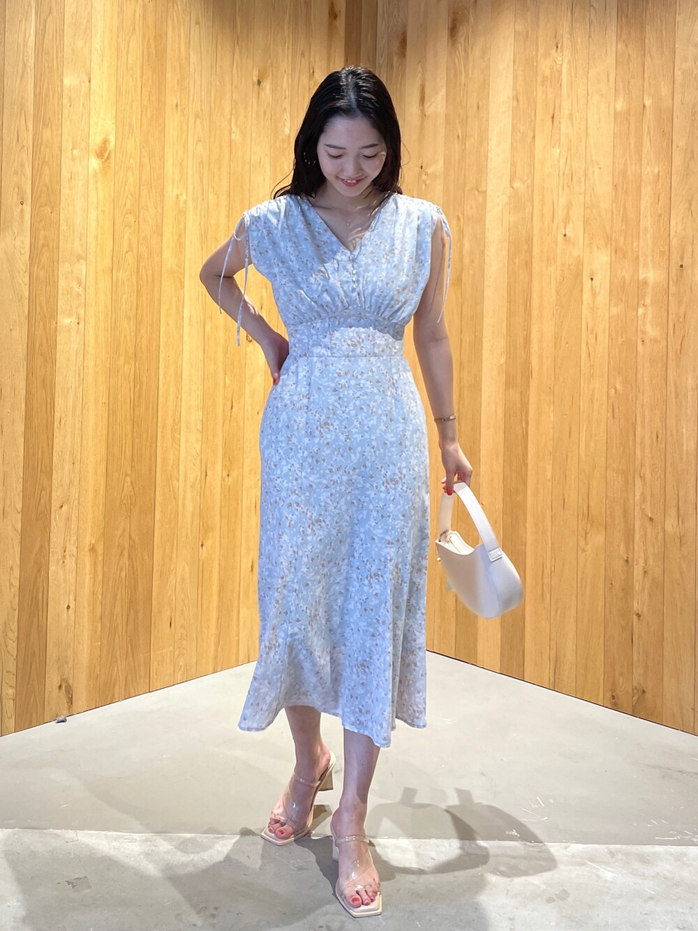 その他のサンダル、ホワイト系のカーディガン/ボレロ、ホワイト系のハンドバッグを着用したレディースの春コーディネートの6枚目の写真