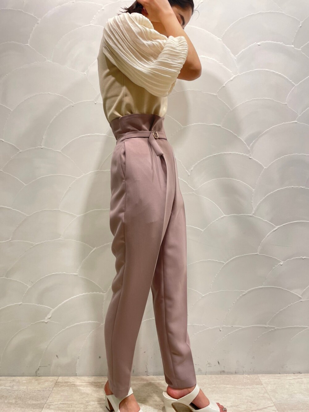 ピンク系のその他パンツ、ホワイト系のサンダル、ベージュ系のニット/セーターを着用したレディースの春コーディネートの4枚目の写真