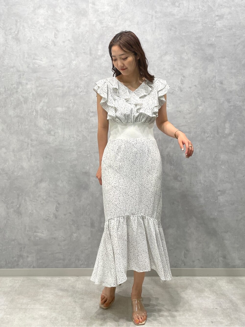 その他のサンダル、ホワイト系のワンピースを着用したレディースの春コーディネートの2枚目の写真