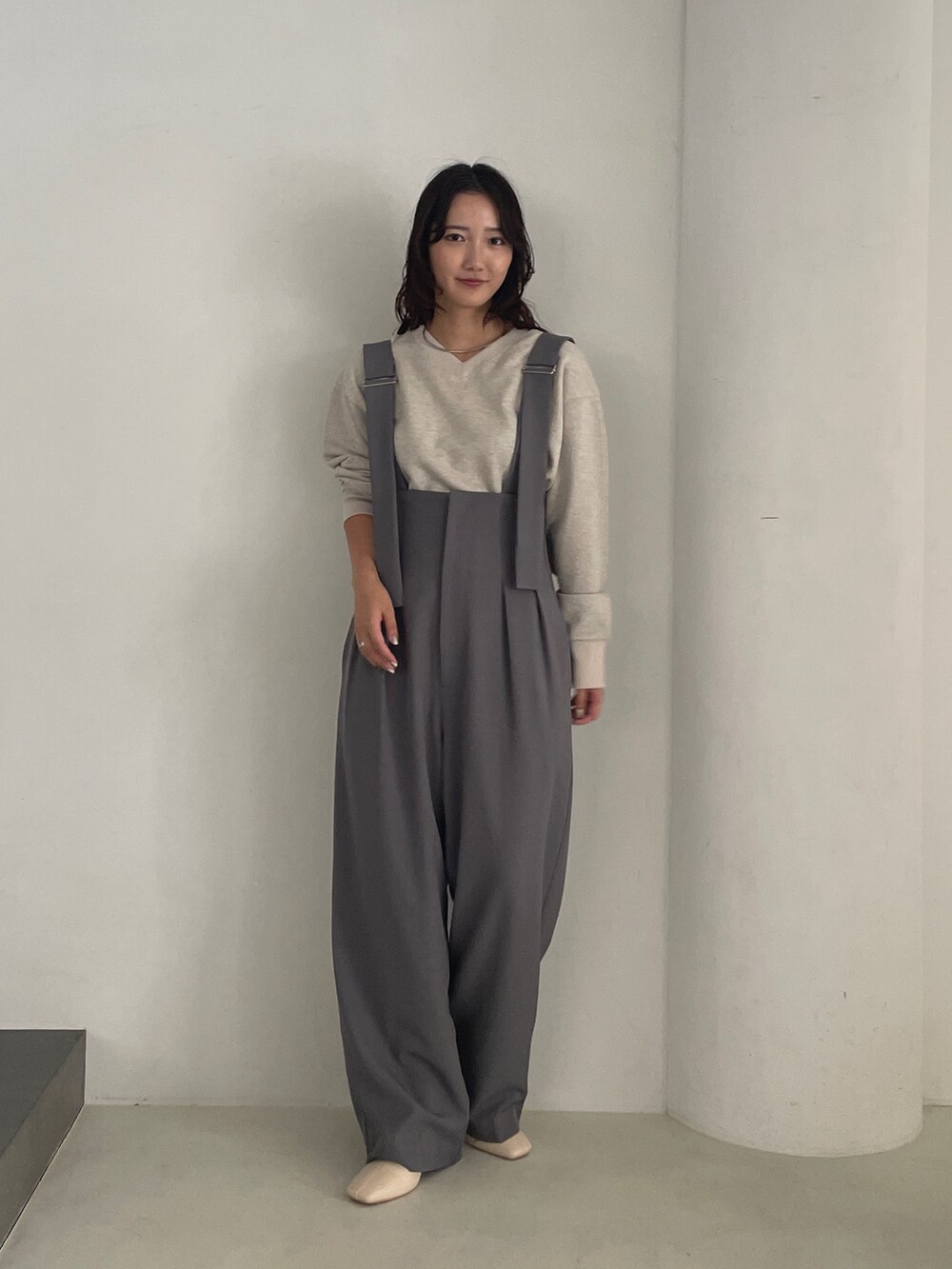 ベージュ系のスウェット、グレー系のその他パンツを着用したレディースの秋コーディネートの4枚目の写真