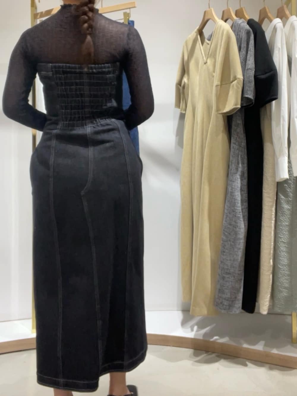 ブラック系のワンピース、ブラック系のパンプス、ブラック系のTシャツ/カットソーを着用したレディースの春コーディネートの4枚目の写真