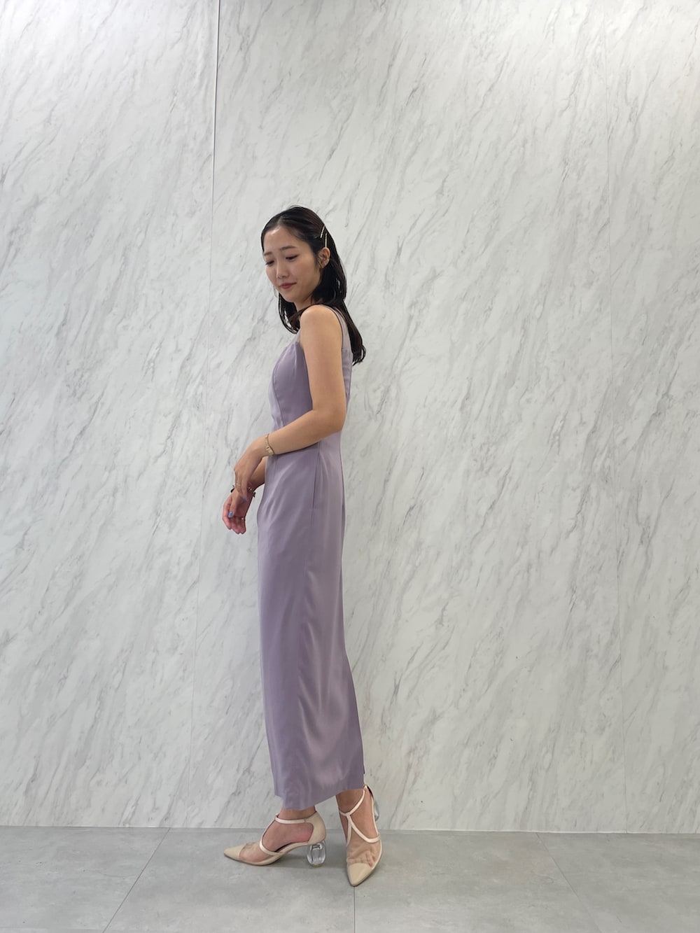 ベージュ系のパンプス、パープル系のドレスを着用したレディースの夏コーディネートの8枚目の写真