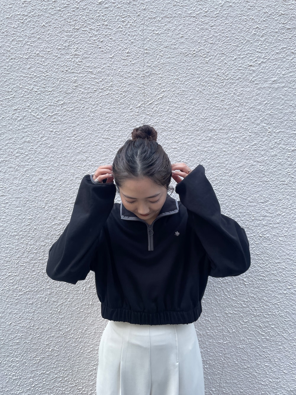 ブラック系のスウェット、ホワイト系のその他パンツを着用したレディースの夏コーディネートの6枚目の写真