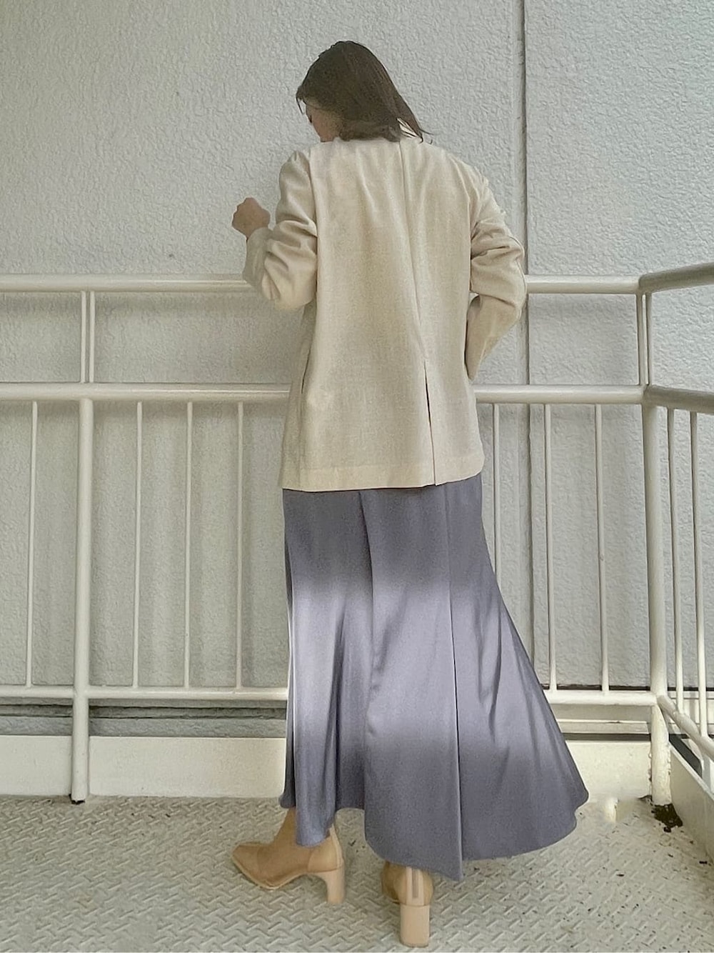 ホワイト系のニット/セーター、ベージュ系のブーツ、ブルー系のスカートを着用したレディースの春コーディネートの5枚目の写真