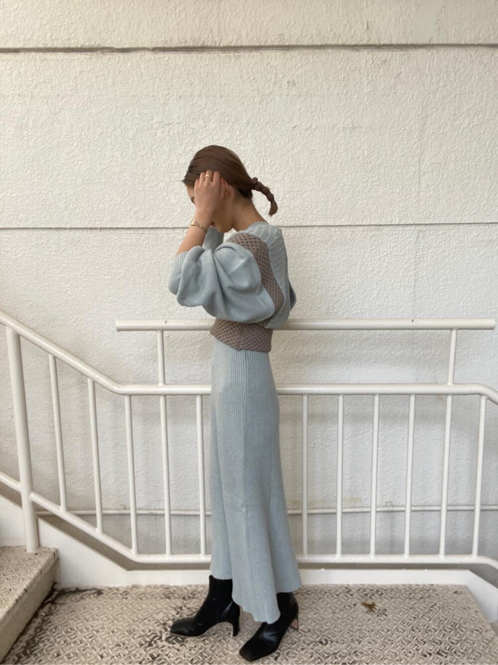 ブラック系のその他シューズ、ブルー系のワンピースを着用したレディースの冬コーディネートの5枚目の写真