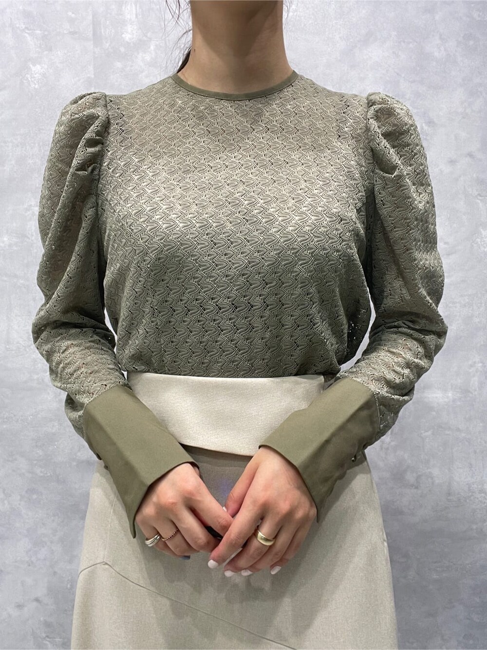 ベージュ系のシャツ/ブラウス、ホワイト系のスカート、ホワイト系のパンプスを着用したレディースの夏コーディネートの6枚目の写真