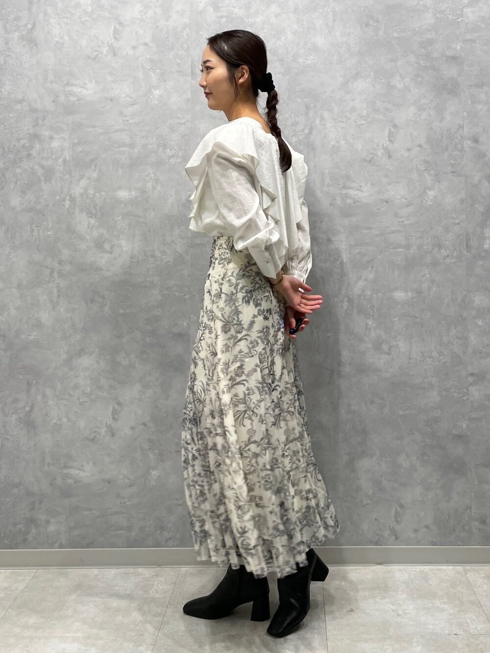 ホワイト系のカーディガン/ボレロ、ホワイト系のシャツ/ブラウス、ホワイト系のスカートを着用したレディースの冬コーディネートの8枚目の写真