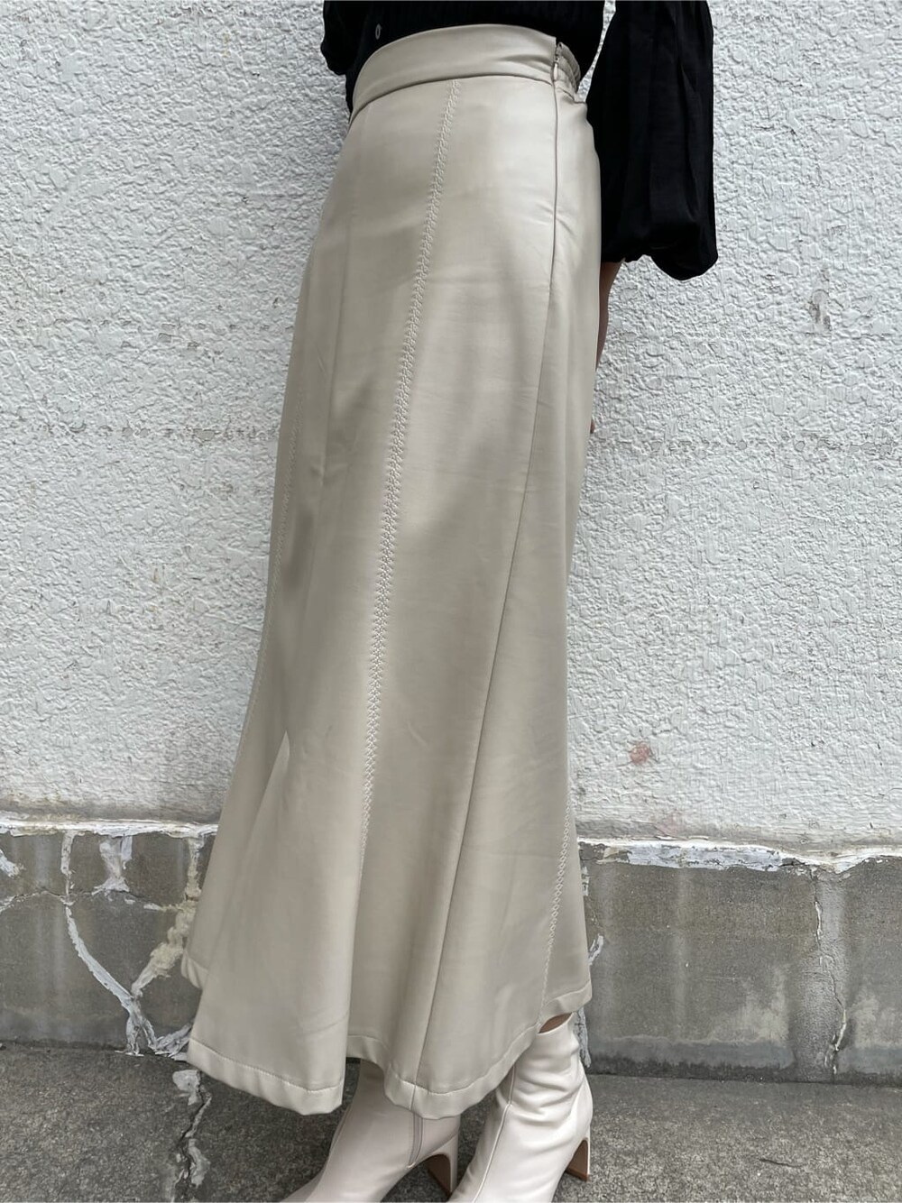 ホワイト系のスカート、ホワイト系のその他シューズ、ベージュ系のその他アウターを着用したレディースの秋コーディネートの9枚目の写真