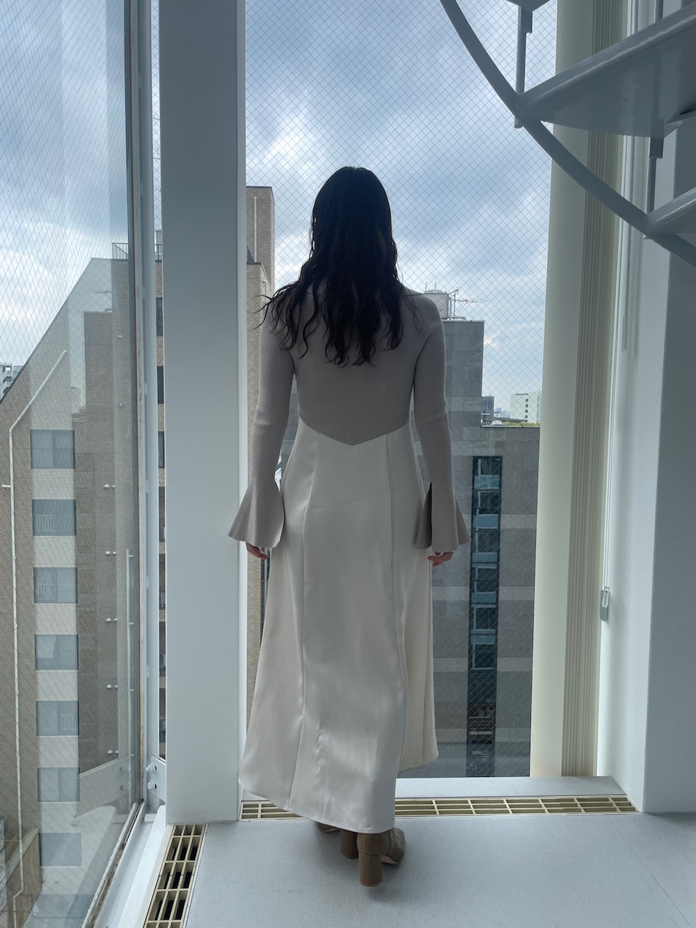 ベージュ系のブーツ、ベージュ系のワンピースを着用したレディースの夏コーディネートの4枚目の写真