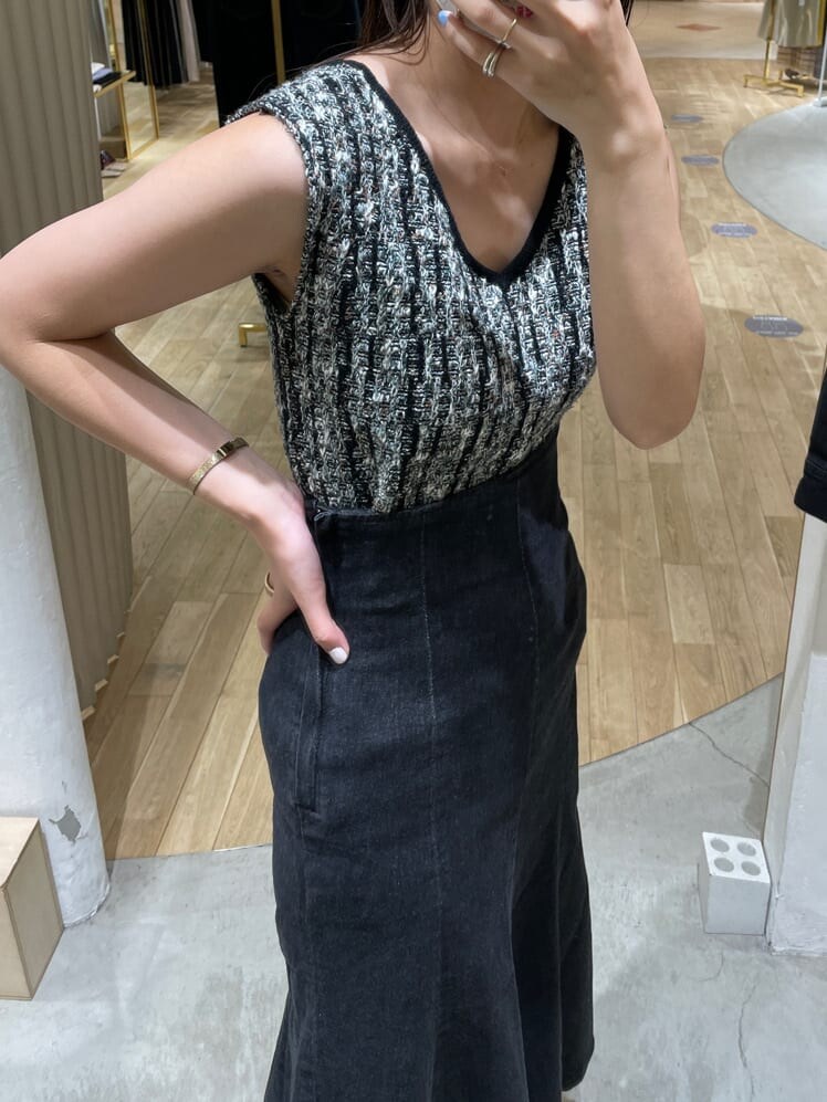 ブラック系のスカート、ブラック系のデニムジャケット、ブラック系のニット/セーターを着用したレディースの夏コーディネートの5枚目の写真