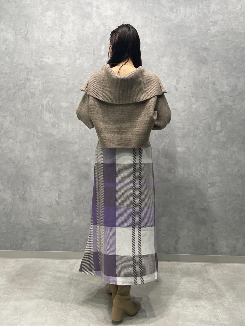 ベージュ系のブーツ、ベージュ系のカーディガン/ボレロ、パープル系のスカートを着用したレディースの秋コーディネートの6枚目の写真