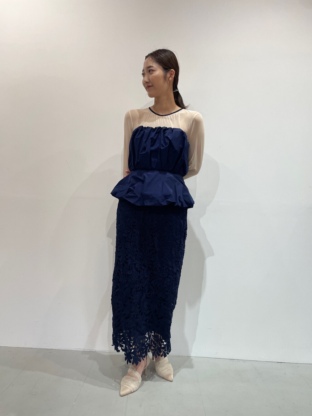 ベージュ系のパンプス、ブルー系のドレス、シルバー系のバレッタ/ヘアクリップを着用したレディースの夏コーディネートの3枚目の写真