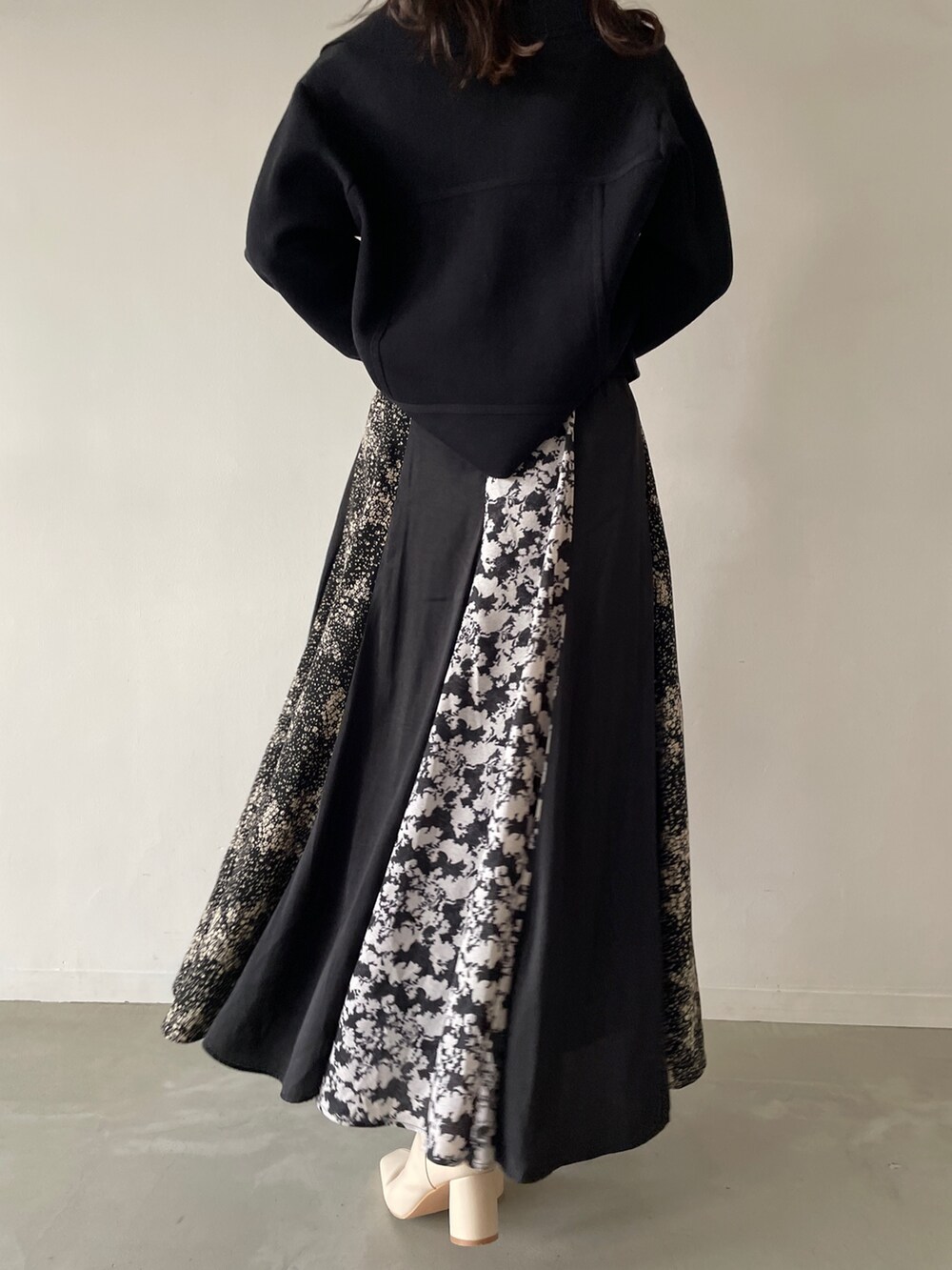 ブラック系のカーディガン/ボレロ、ホワイト系のブーツ、ブラック系のスカートを着用したレディースの夏コーディネートの8枚目の写真