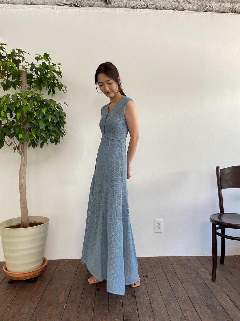 ベージュ系のサンダル、ブルー系のワンピースを着用したレディースの春コーディネートの4枚目の写真