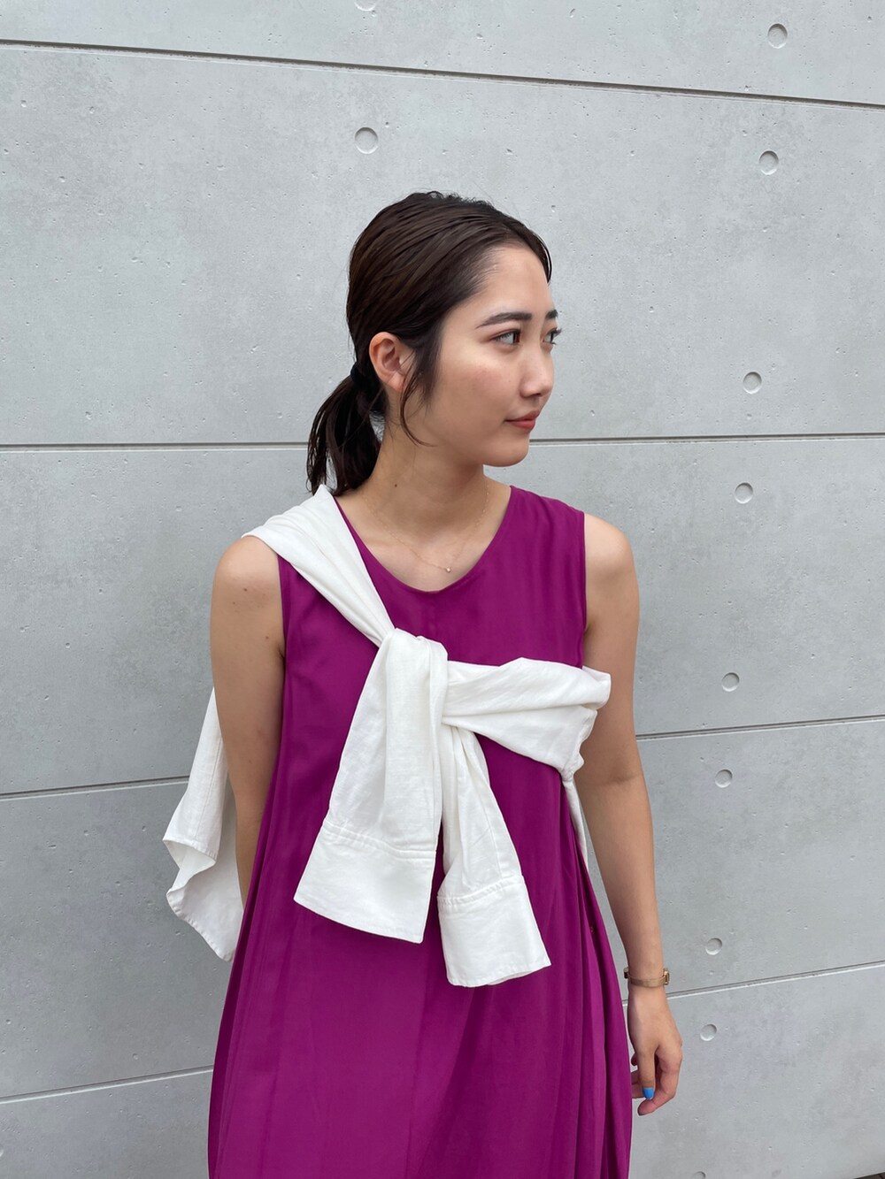 パープル系のワンピース、ホワイト系のシャツ/ブラウスを着用したレディースの夏コーディネートの7枚目の写真