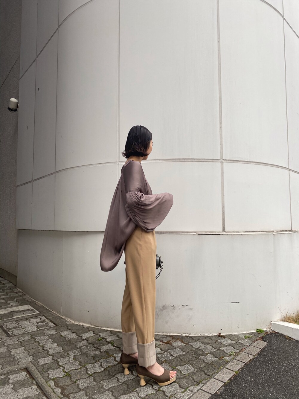 ベージュ系のその他パンツ、グレー系のシャツ/ブラウス、ブラウン系のパンプスを着用したレディースの冬コーディネートの3枚目の写真