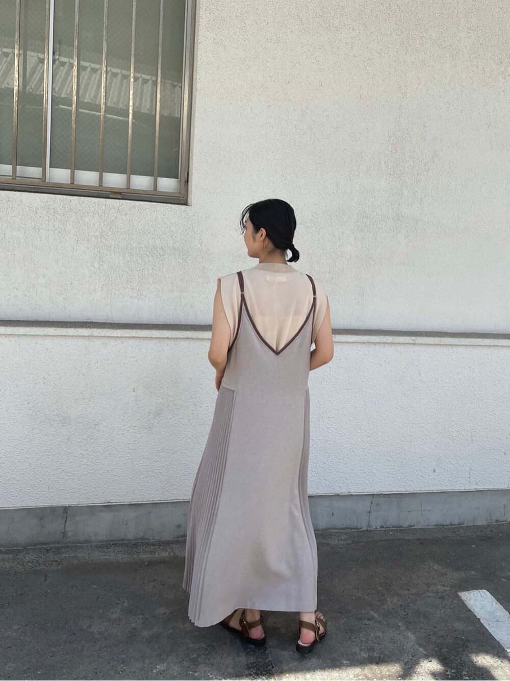 ベージュ系のワンピース、ブラウン系のサンダル、ベージュ系のニット/セーターを着用したレディースの夏コーディネートの4枚目の写真